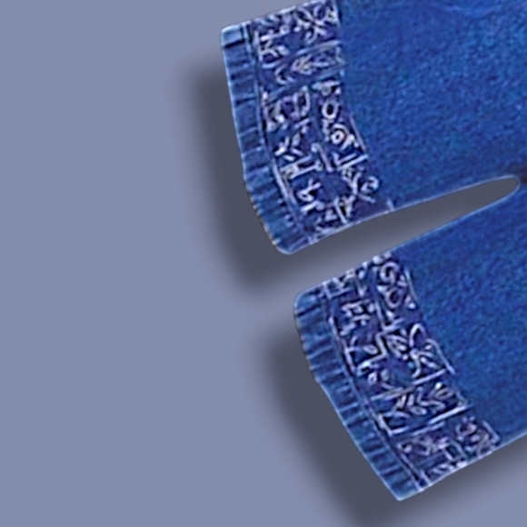 👖A.M.I. Tie Front Drawstring Pull-On Jeans with Embroidered Detail on Cuffs - Picture 3 of 9